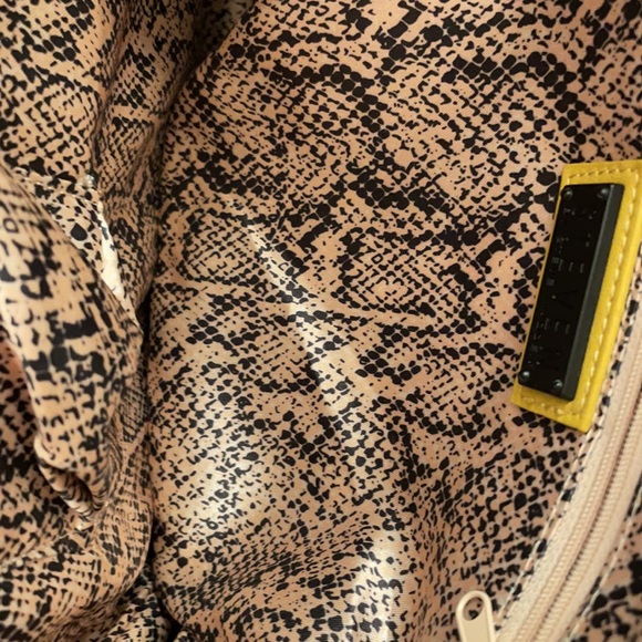 Mustard Yellow Leather Purse 👜 - Picture 7 of 7